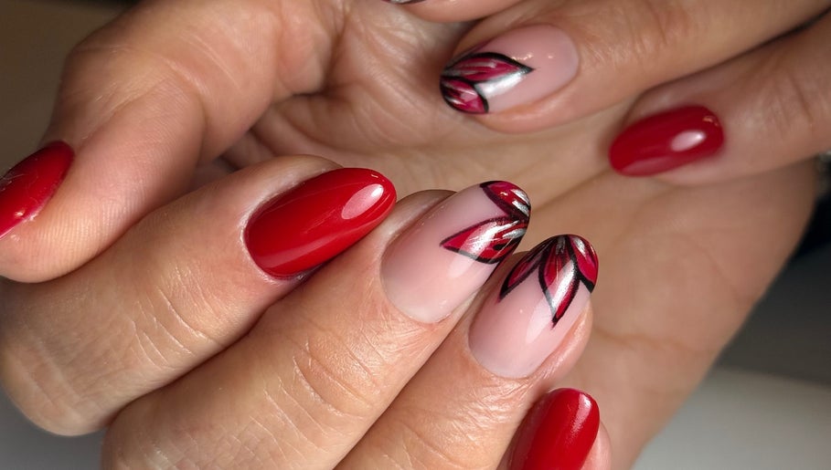 Червоний та квітковий манікюр у T&T studio, Szczecin, Województwo Zachodniopomorskie, PL.