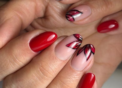 Червоний та квітковий манікюр у T&T studio, Szczecin, Województwo Zachodniopomorskie, PL.