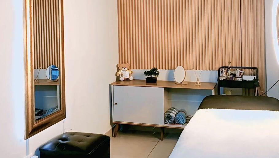 Tranquil treatment room at Jenifer Ortega, Surquillo, Provincia De Lima, PE with modern decor.