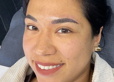 Smiling client with perfect brows at Jenifer Ortega, Surquillo, Provincia De Lima, PE.