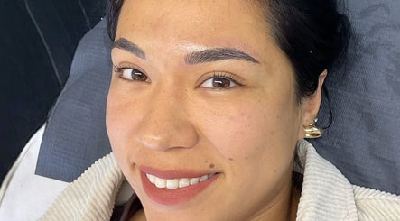 Smiling client with perfect brows at Jenifer Ortega, Surquillo, Provincia De Lima, PE.