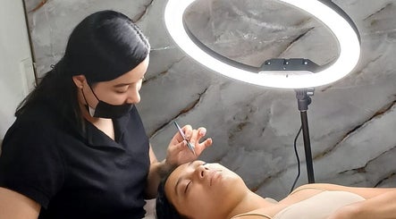 Tratamiento facial en Aqua Rosa Spa, Itagüi, Antioquia, CO. Una especialista cuida la piel del cliente.