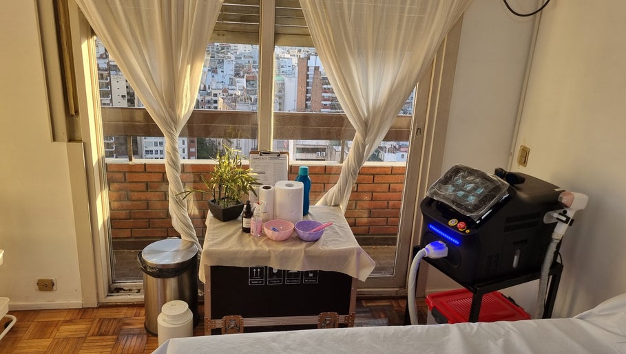Marccelo Láser en Buenos Aires ofrece una vista urbana desde la sala de tratamiento con equipo moderno.