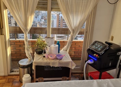 Marccelo Láser en Buenos Aires ofrece una vista urbana desde la sala de tratamiento con equipo moderno.