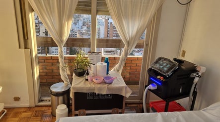 Marccelo Láser en Buenos Aires ofrece una vista urbana desde la sala de tratamiento con equipo moderno.