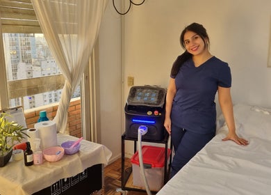 Sala de tratamiento en Marccelo Láser, Buenos Aires, Ciudad Autónoma De Buenos Aires, AR con una profesional sonriente.