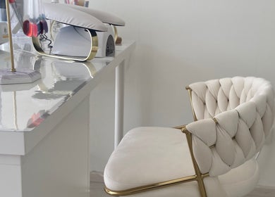 Fauteuil élégant et table de manucure à EP studio, Laneuveville-devant-nancy, Grand Est, FR.