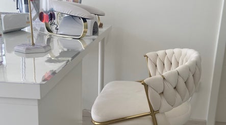 Fauteuil élégant et table de manucure à EP studio, Laneuveville-devant-nancy, Grand Est, FR.