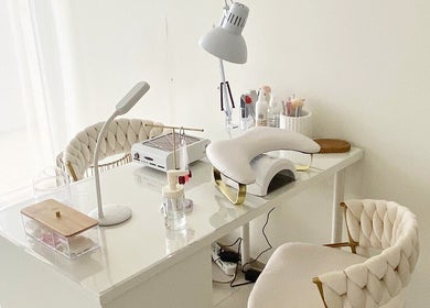 Table de manucure élégante à EP studio, Laneuveville-devant-nancy, Grand Est, FR, avec équipements modernes.