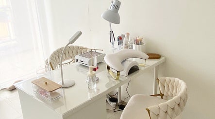 Table de manucure élégante à EP studio, Laneuveville-devant-nancy, Grand Est, FR, avec équipements modernes.