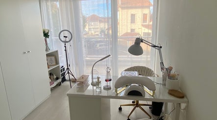 Espace lumineux du EP studio à Laneuveville-devant-nancy, Grand Est, FR, avec bureau et équipements de beauté.