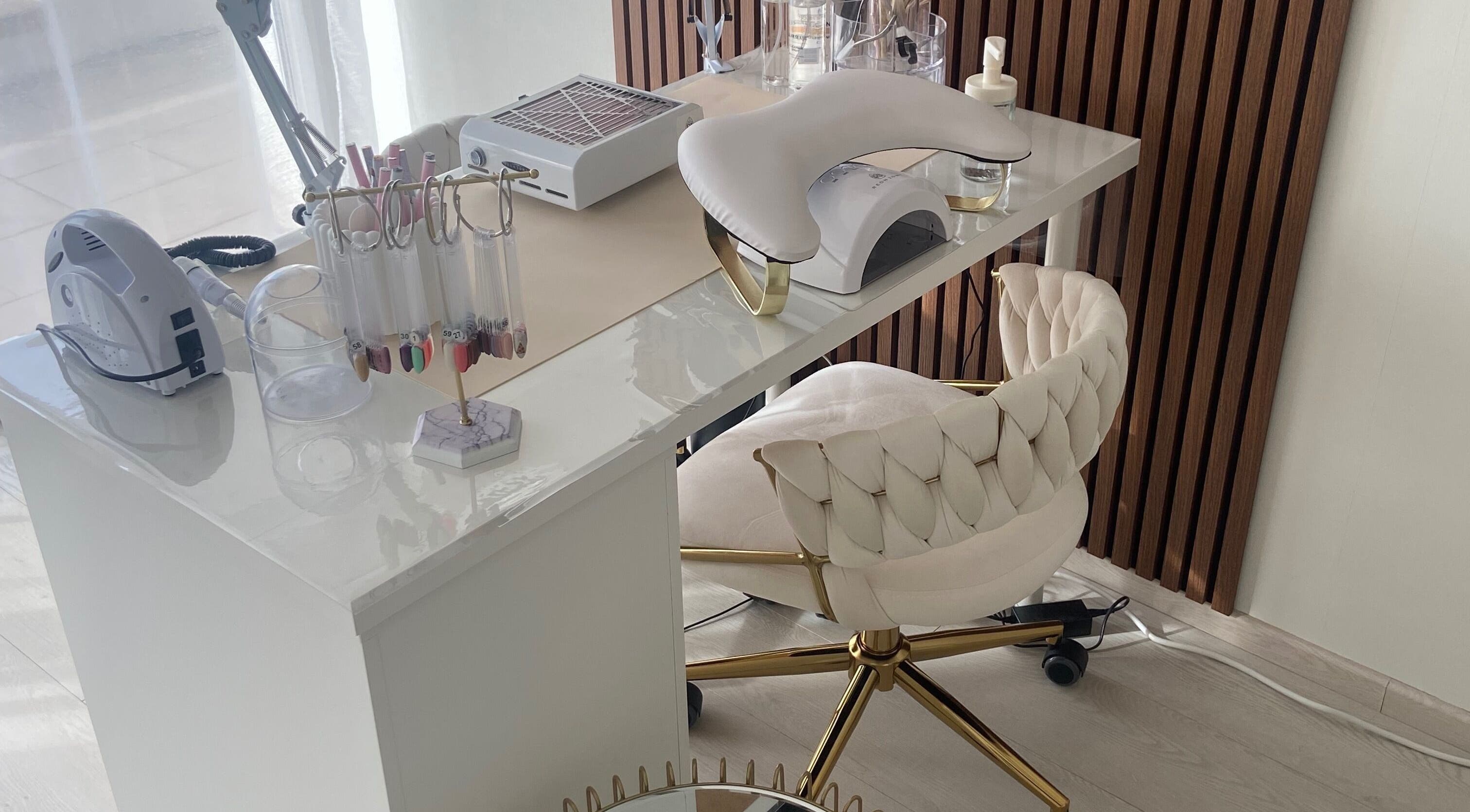 Station de manucure élégante à EP studio, Laneuveville-devant-nancy, Grand Est, FR.