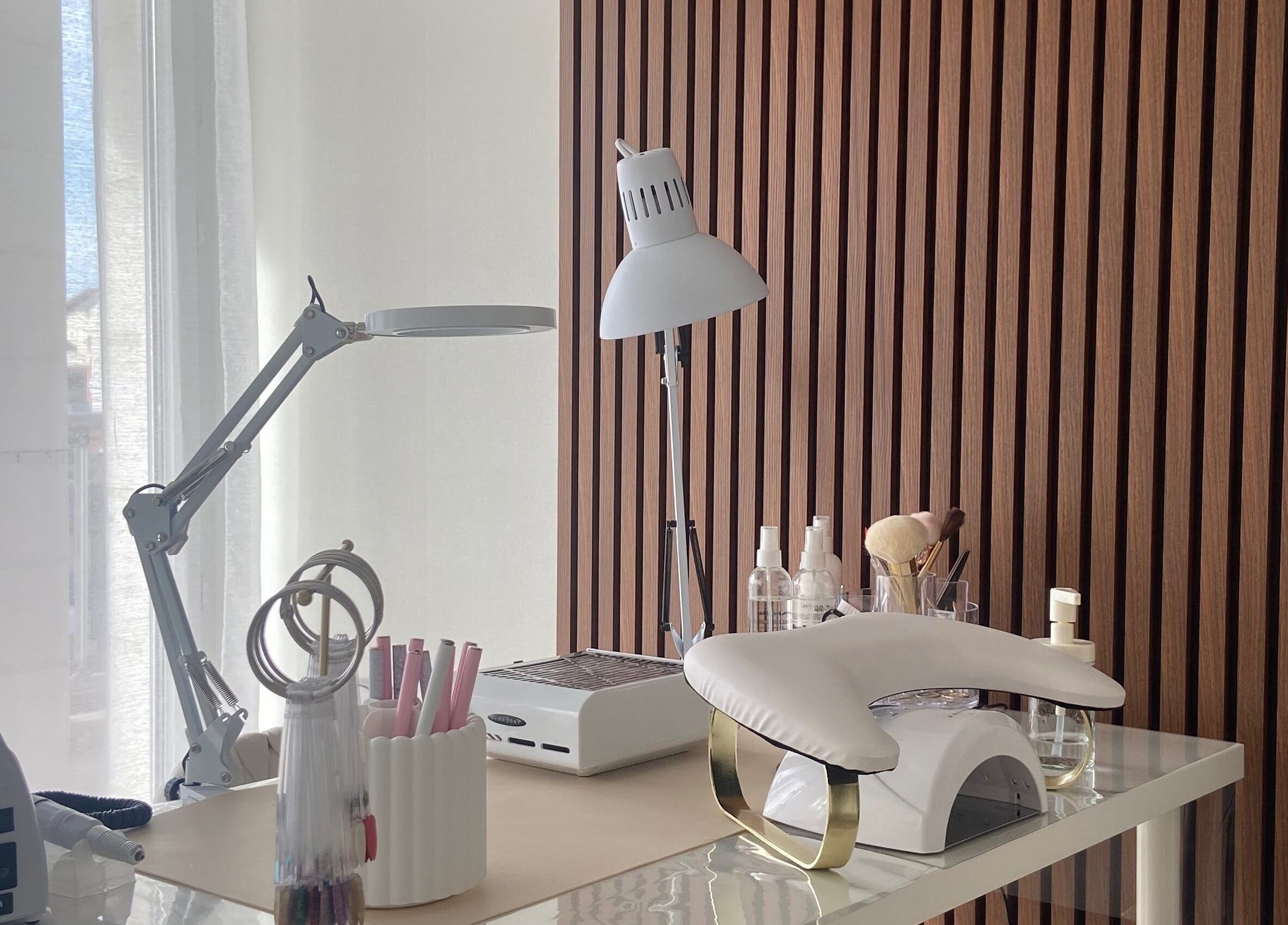 Espace manucure moderne à EP studio, Laneuveville-devant-nancy, Grand Est, FR avec éclairage naturel.