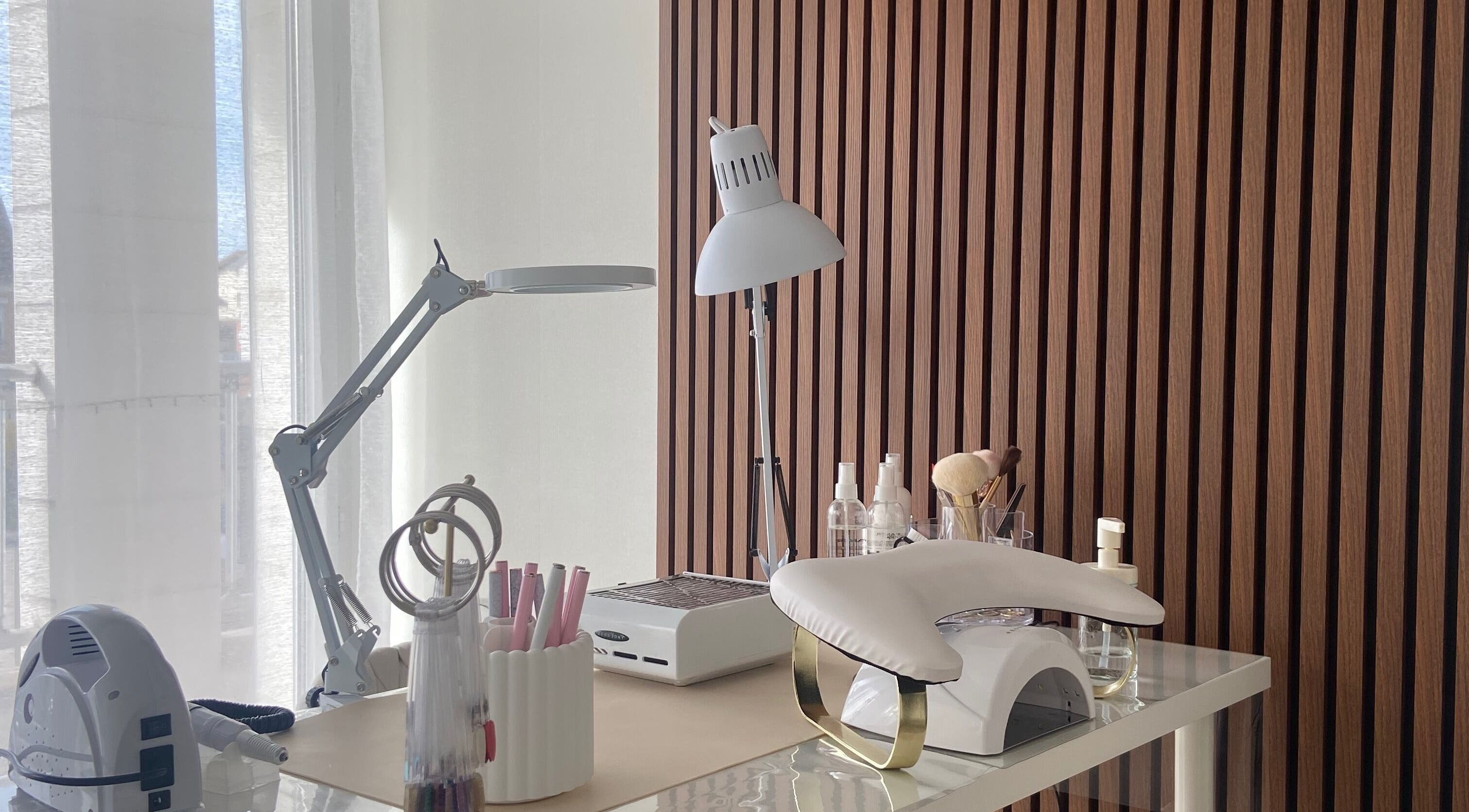 Espace manucure moderne à EP studio, Laneuveville-devant-nancy, Grand Est, FR avec éclairage naturel.