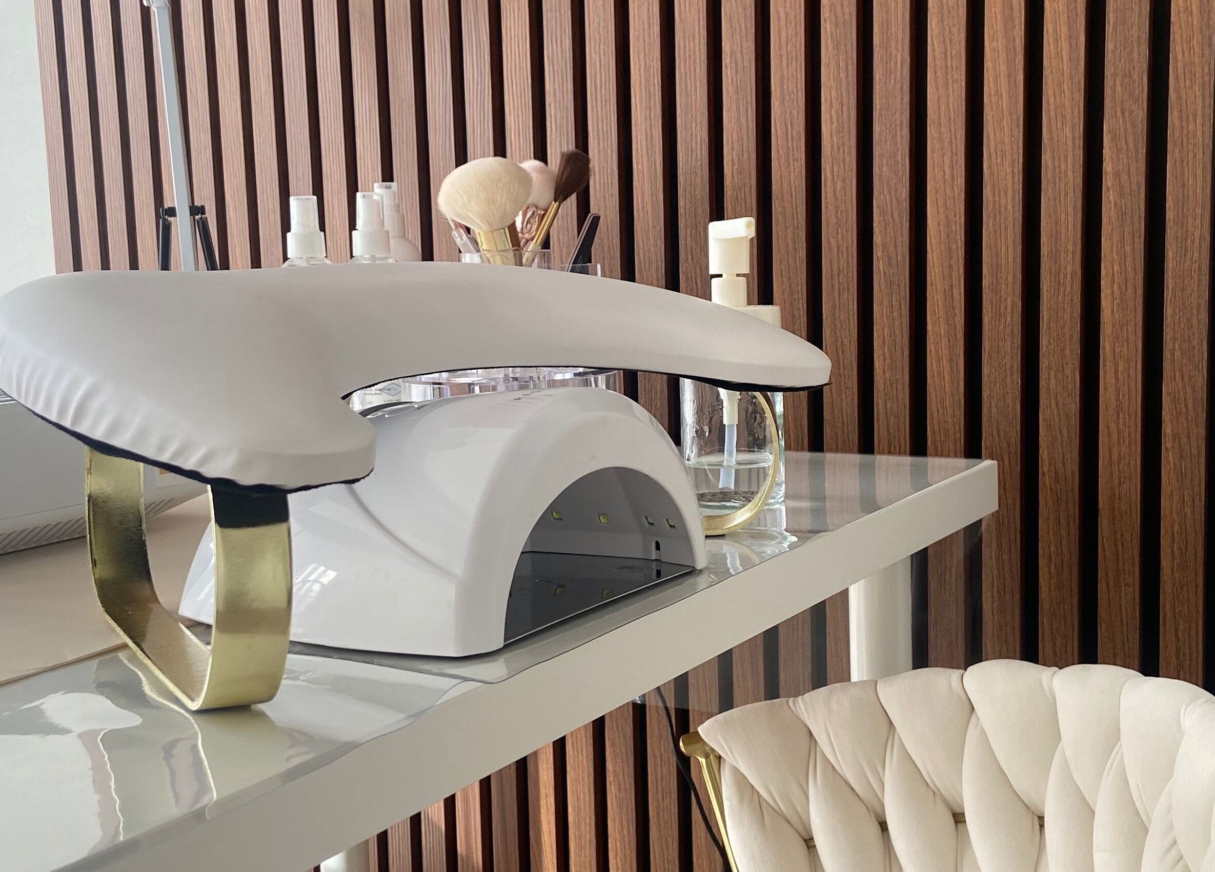 Espace manucure élégant à EP studio, Laneuveville-devant-Nancy, Grand Est, FR, avec outils modernes.