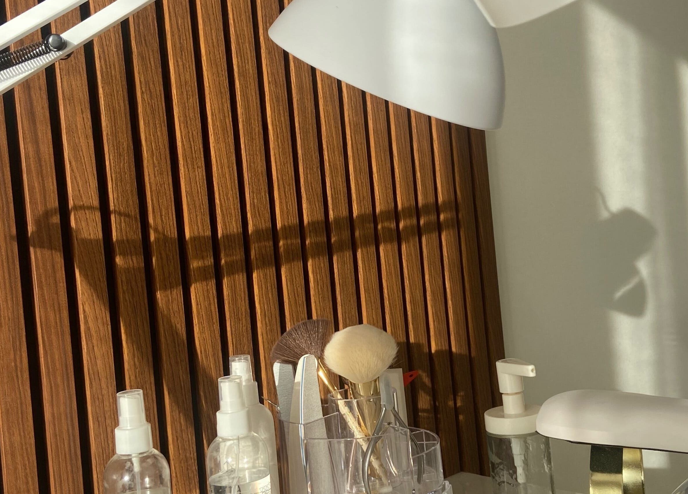 Station de beauté à EP studio, Laneuveville-devant-nancy, Grand Est, FR avec produits et pinceaux éclairés.