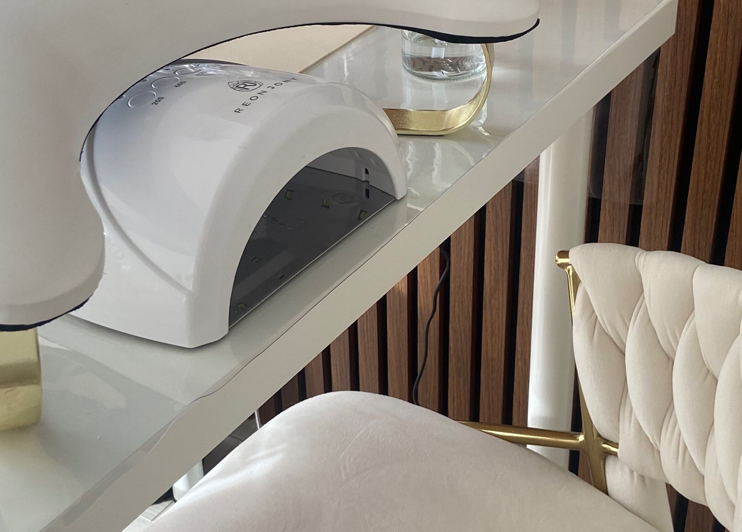 Table de manucure chic chez EP studio à Laneuveville-devant-nancy, Grand Est, FR.