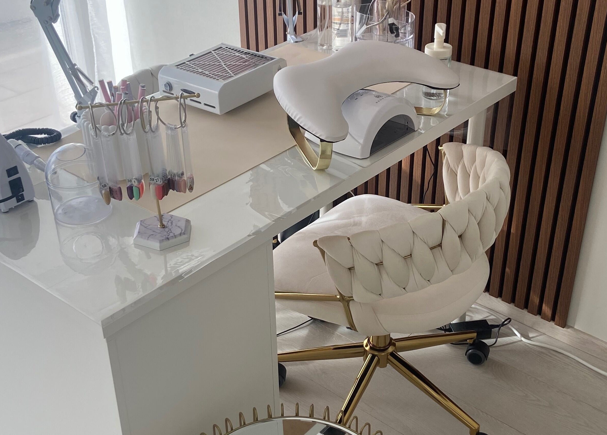 Élégant poste de manucure à EP studio, Laneuveville-devant-nancy, Grand Est, FR.