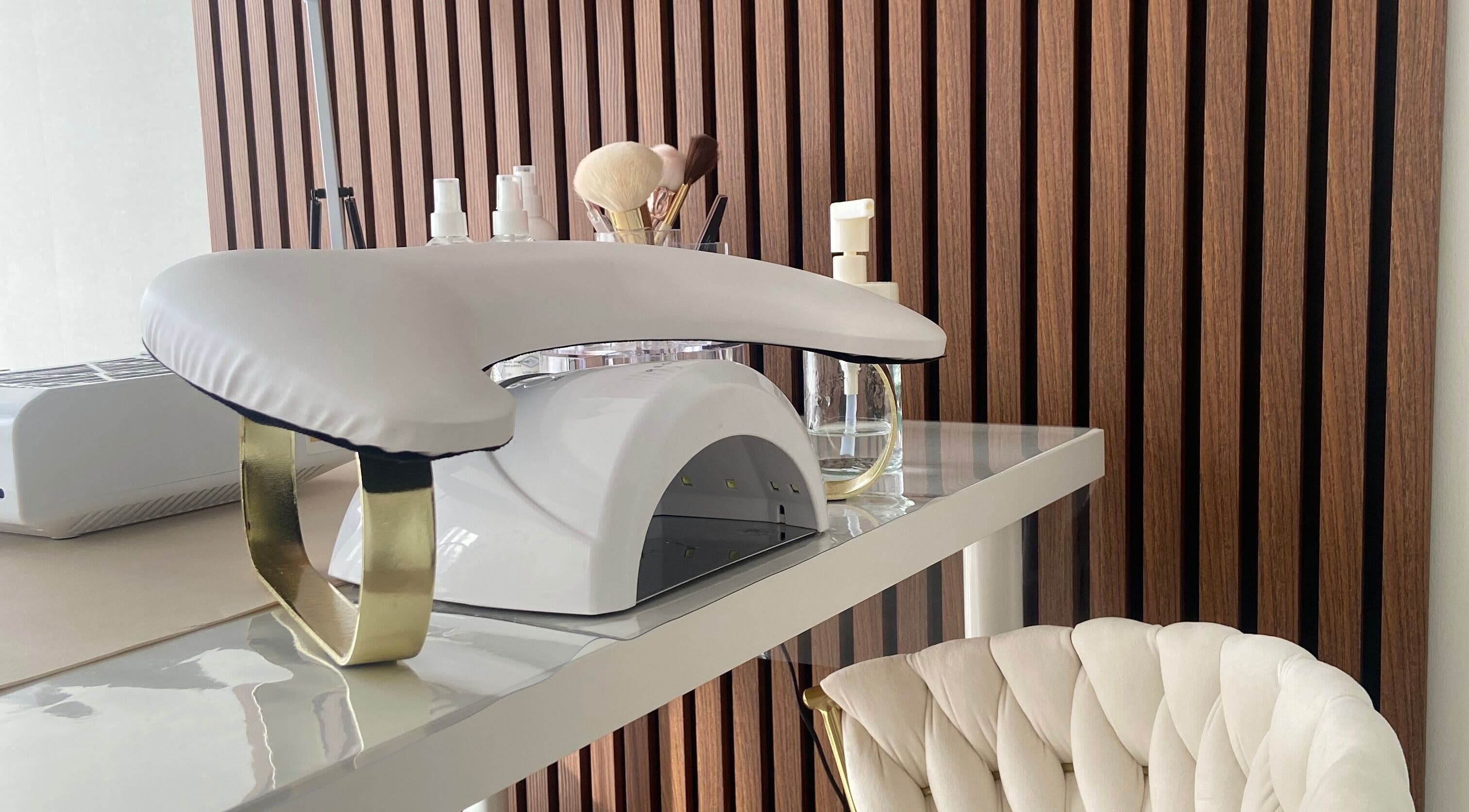 Équipement de manucure moderne à EP studio, Laneuveville-devant-nancy, Grand Est, FR, avec décor élégant.