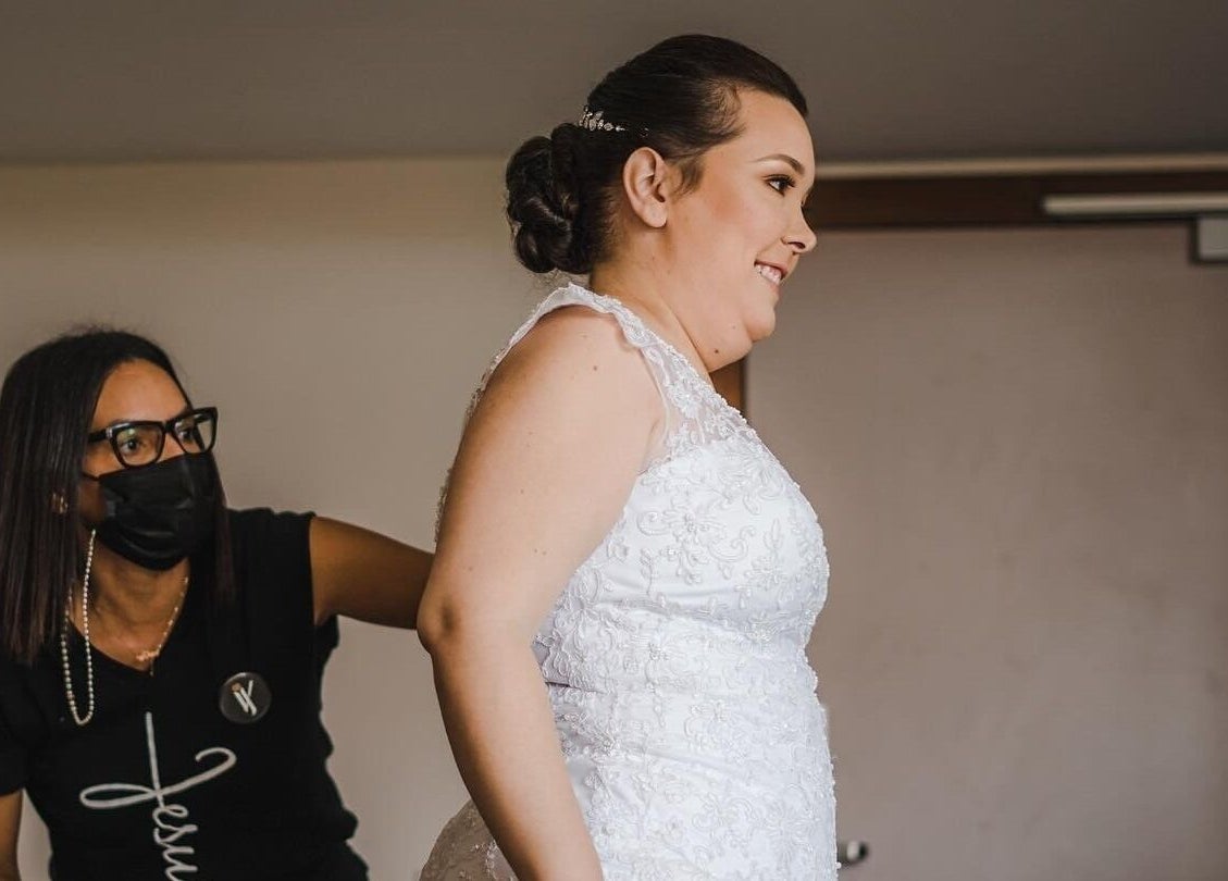 Makeupbyjoselin artist assisting bride at Kralendijk, Bonaire, BQ, creating a perfect wedding look.