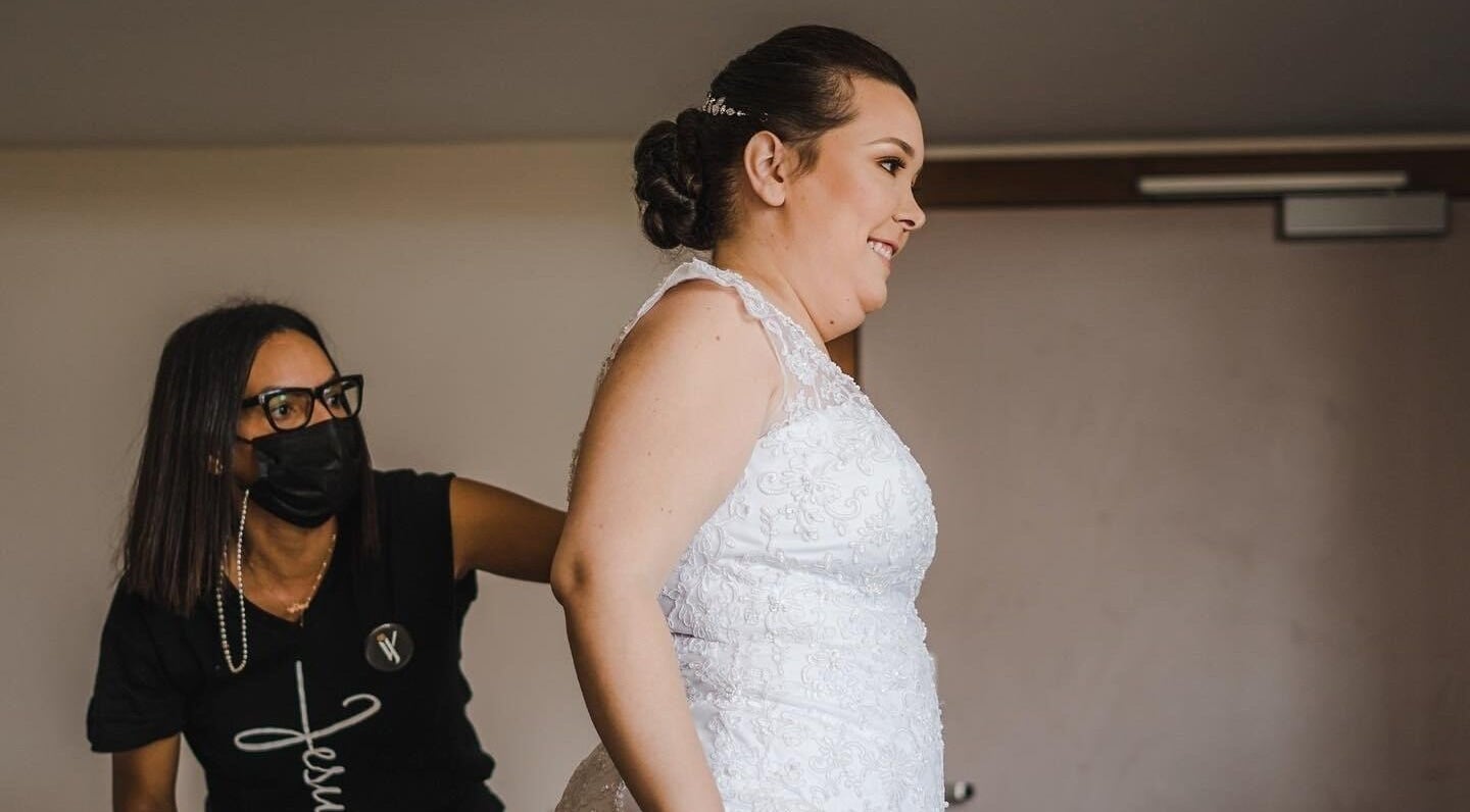 Makeupbyjoselin artist assisting bride at Kralendijk, Bonaire, BQ, creating a perfect wedding look.
