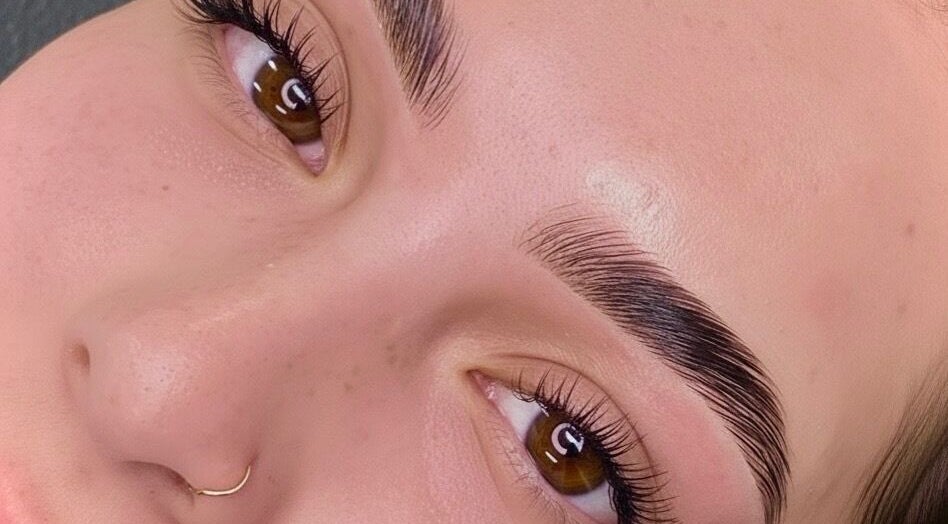 Primer plano de cejas estilizadas y pestañas largas en Browslab, Barcelona, Catalunya, ES