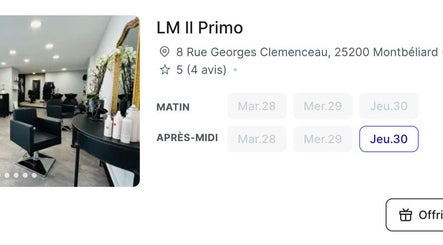 Intérieur élégant du salon de beauté test à crosey le grand, FR avec chaises modernes et miroir doré.