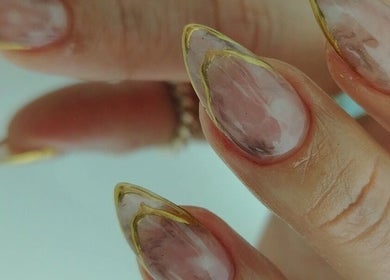 Intricate nail art with gold tips at Cassi Nails, Guadalupe, Zacatecas, MX. Perfectly sculpted for elegance.
