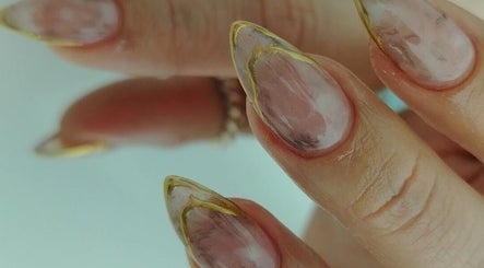 Intricate nail art with gold tips at Cassi Nails, Guadalupe, Zacatecas, MX. Perfectly sculpted for elegance.