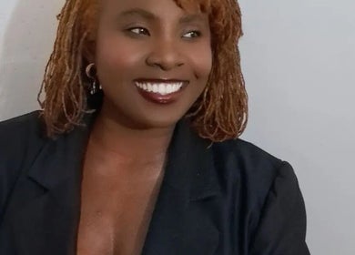 Warm smile from Loctician en route at Cape Town, Western Cape, ZA, showcasing professional locs style.