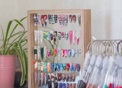 Présentoir de motifs de nail art à Les Griffes de Mimi, Beaulieu-sur-mer, Provence-alpes-côte D'azur, FR.