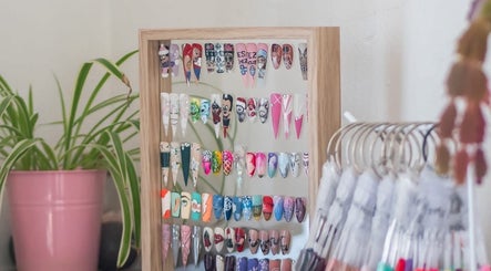Présentoir de motifs de nail art à Les Griffes de Mimi, Beaulieu-sur-mer, Provence-alpes-côte D'azur, FR.