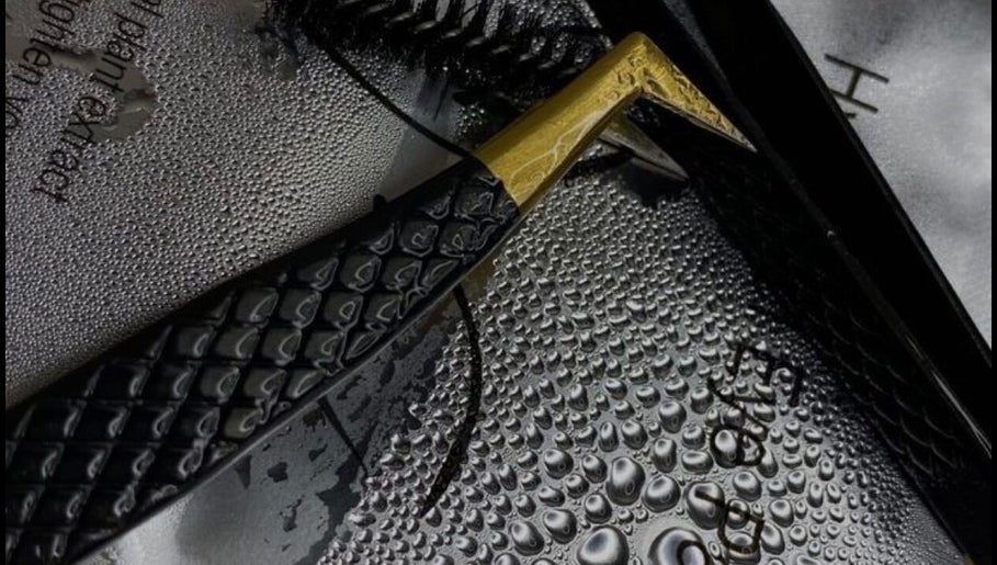 Texture éclatante de luxe à Regardor, L'union, Occitanie, FR, avec gouttes d'eau sur un produit de beauté.