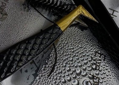 Texture éclatante de luxe à Regardor, L'union, Occitanie, FR, avec gouttes d'eau sur un produit de beauté.