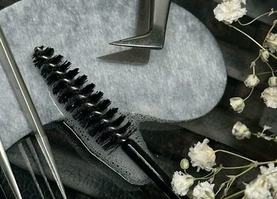 Outils de beauté professionnels chez Regardor, L'union, Occitanie, FR. Décoration florale apaisante.