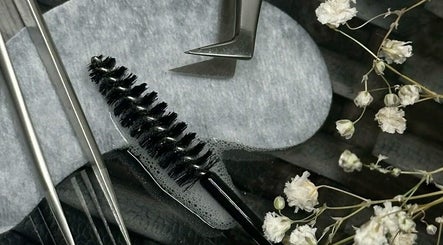 Outils de beauté professionnels chez Regardor, L'union, Occitanie, FR. Décoration florale apaisante.