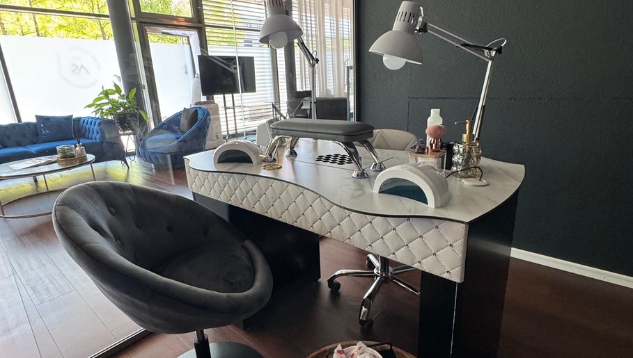 Elegante Nagelstation bei Dea Nagelstudio in Emmen, Luzern, CH mit modernen Möbeln und stilvoller Einrichtung.
