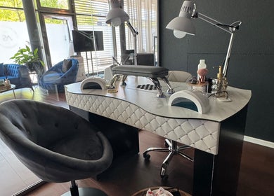 Elegante Nagelstation bei Dea Nagelstudio in Emmen, Luzern, CH mit modernen Möbeln und stilvoller Einrichtung.
