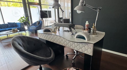 Elegante Nagelstation bei Dea Nagelstudio in Emmen, Luzern, CH mit modernen Möbeln und stilvoller Einrichtung.