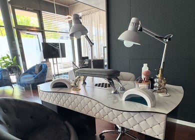 Moderner Arbeitsplatz im Dea Nagelstudio, Emmen, Luzern, CH mit stilvollen Möbeln und Lampen.