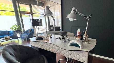 Moderner Arbeitsplatz im Dea Nagelstudio, Emmen, Luzern, CH mit stilvollen Möbeln und Lampen.