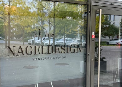 Eingang von Dea Nagelstudio in Emmen, Luzern, CH, mit gläserner Tür und Schriftzug.
