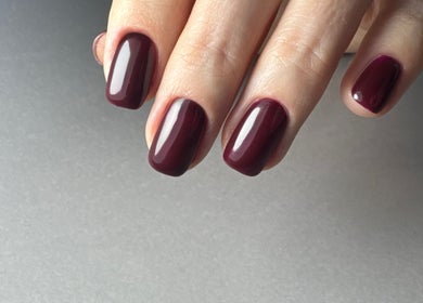 Elegante karmesinrote Nägel bei Dea Nagelstudio, Emmen, Luzern, CH.