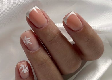 Elegante French-Nägel mit Blattdesign bei Dea Nagelstudio in Emmen, Luzern, CH.