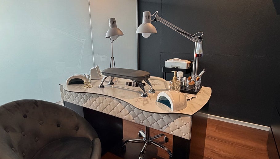 Stilvolle Nagelstation im Dea Nagelstudio, Emmen, Luzern, CH mit modernen Lampen und Werkzeugen.