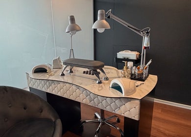 Stilvolle Nagelstation im Dea Nagelstudio, Emmen, Luzern, CH mit modernen Lampen und Werkzeugen.