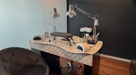 Stilvolle Nagelstation im Dea Nagelstudio, Emmen, Luzern, CH mit modernen Lampen und Werkzeugen.