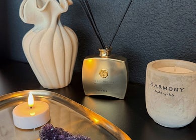 Dekoratives Set bei Dea Nagelstudio in Emmen, Luzern, CH - Kerze, Vase, Raumduft auf Tisch.