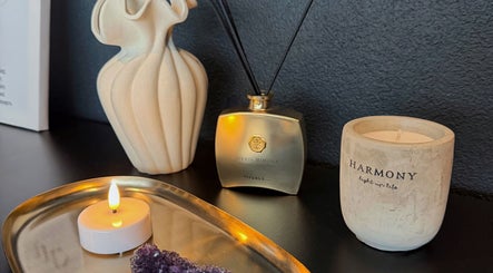 Dekoratives Set bei Dea Nagelstudio in Emmen, Luzern, CH - Kerze, Vase, Raumduft auf Tisch.