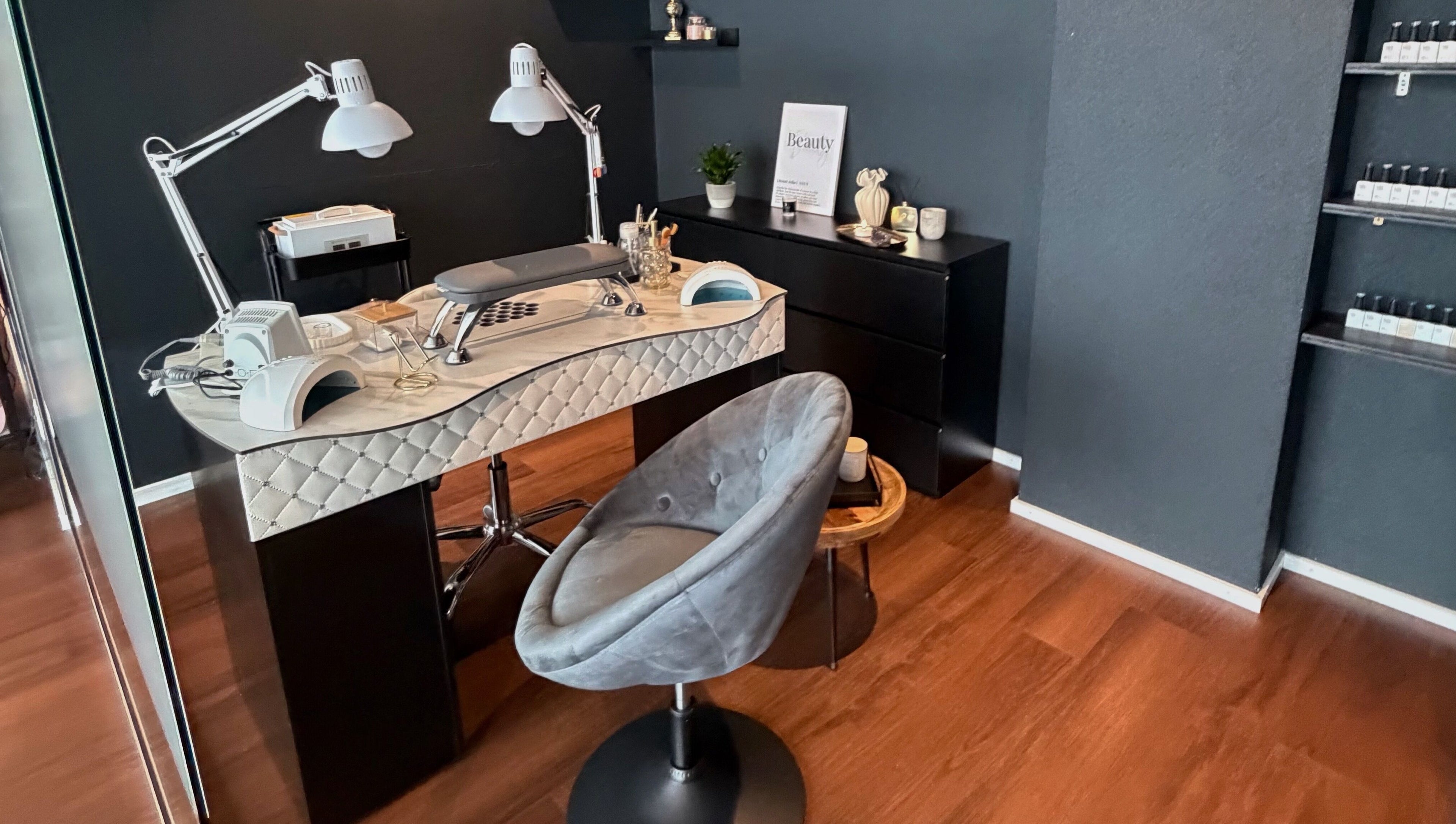 Moderner Nageltisch bei Dea Nagelstudio in Emmen, Luzern, CH, mit stilvollem Design.